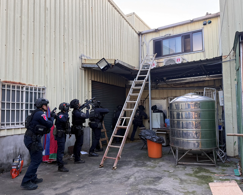 警方攻堅多處地點逮人