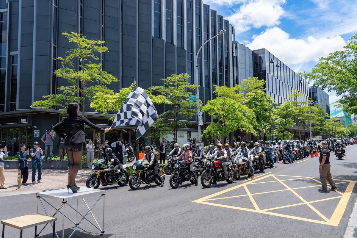 Triumph車隊在內湖台北旗艦店集結出發。(圖/林昱丞攝影)