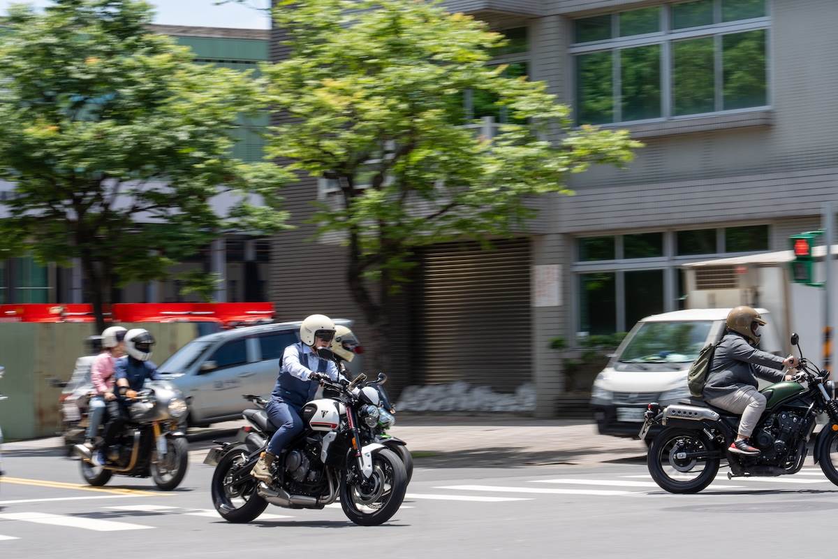 Triumph車隊前往台北港。(圖/林昱丞攝影)