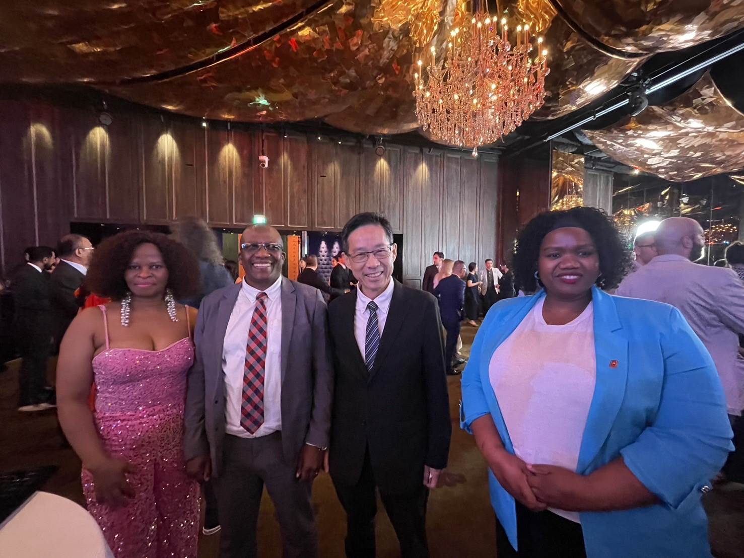 經發局張峯源局長(右2)、南非聯絡辦事處代表Mr. Zakhele Samson Mnisi(左2)史瓦帝尼王國大使館三等秘書薇妮莉·熊威(右1)及行政隨從娜娜·法古傑(左1)。(圖/台中市政府經濟發展局提供)