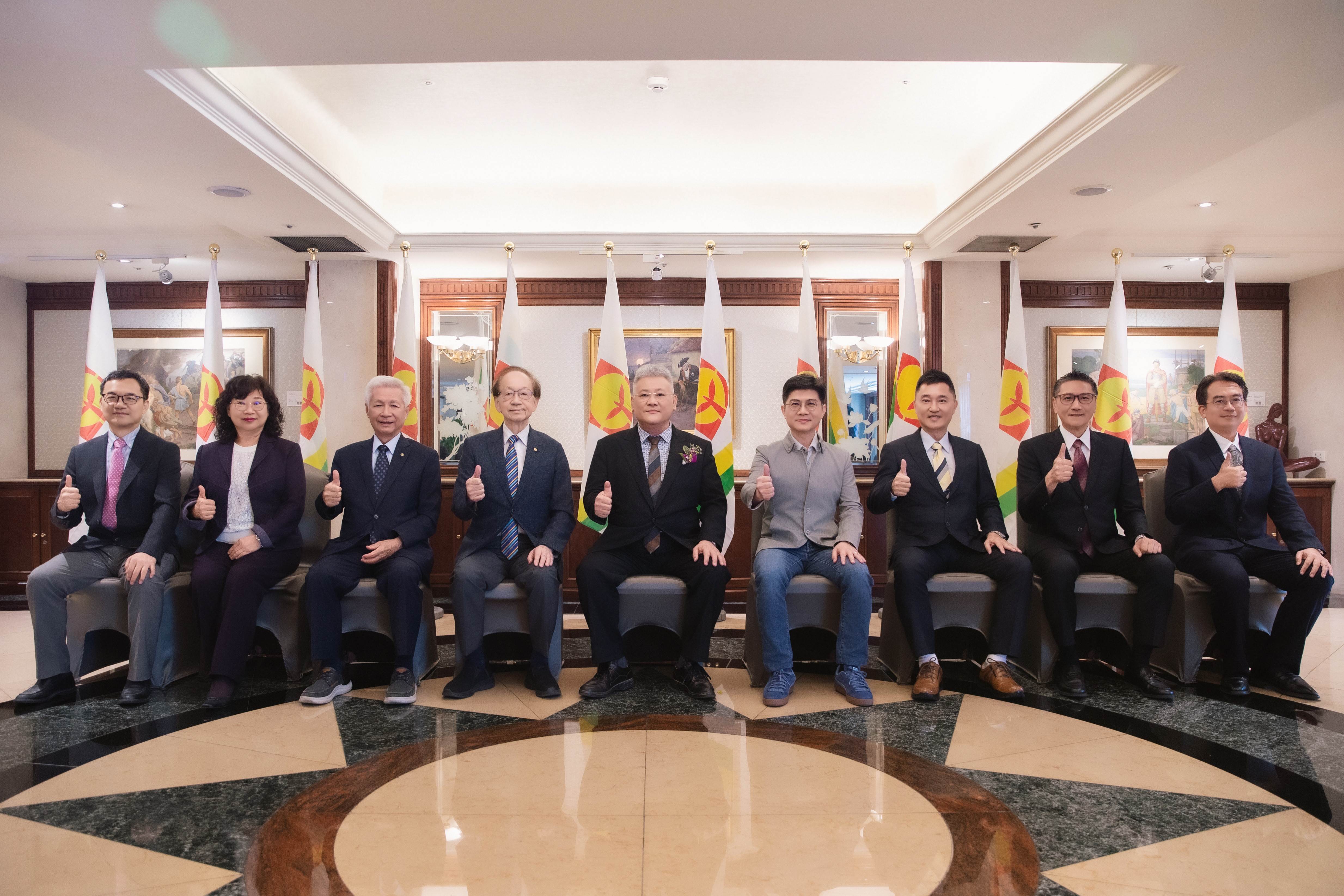 興農新任董事長劉雲松(中)與董事會成員合影。由左至右為:獨立董事林金賢、獨立董事楊敏里、董事廖年亨、名譽董事長洪博彥、新任董事長劉雲松、副董事長張耀仁、董事林士傑、董事楊仁佑、獨立董事蘇仁偉.JPG