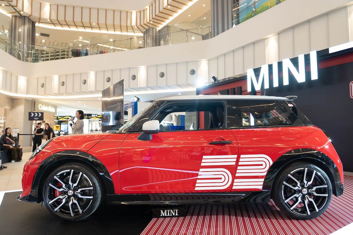 車身採用經典Chili Red車色,車側有專屬白色「52」圖騰。(圖/林昱丞攝影)