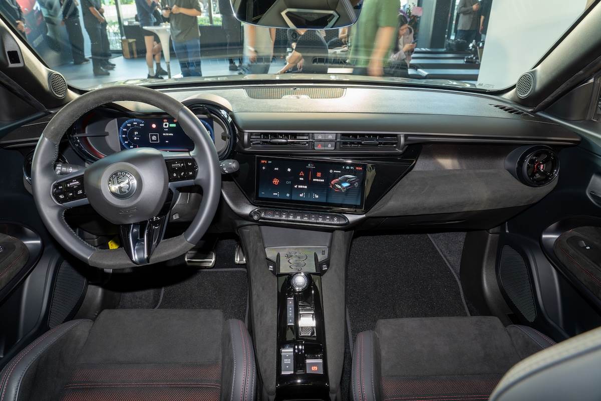 Junior兩款車型均配備10.25吋望遠鏡造型全數位儀錶板,以及支援Apple CarPlay與Android Auto的10.1吋HD觸控螢幕音響主機。(圖/林昱丞攝影)
