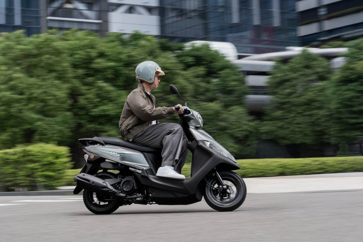 全新迪爵125電驅版同時搭載兩項三陽獨家的動力科技,分別為「EnMIS 2.0省油科技」與「競能電驅ZRSG 3.0系統」。(圖/SYM提供)
