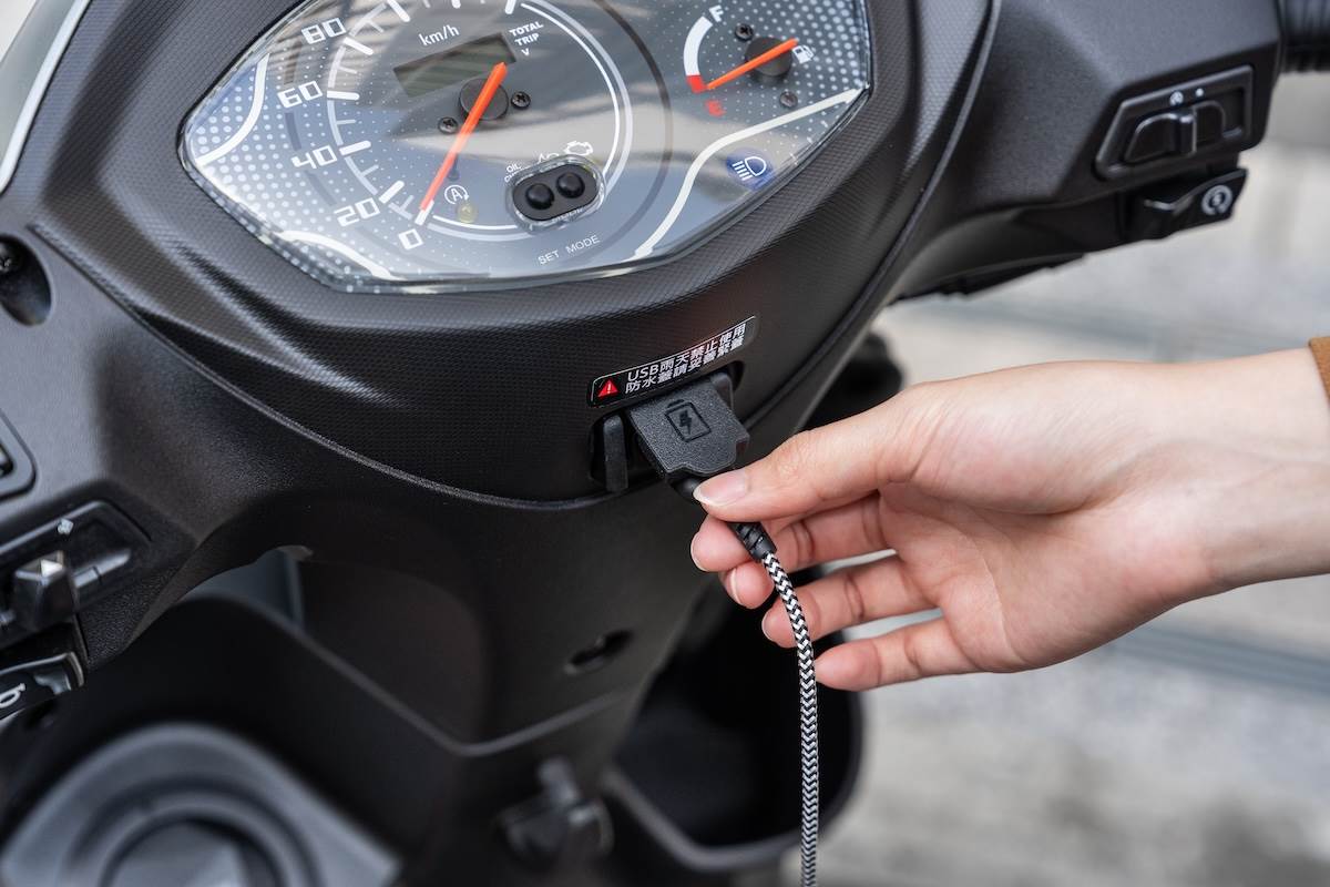 全新迪爵125電驅版有USB充電孔。(圖/SYM提供)