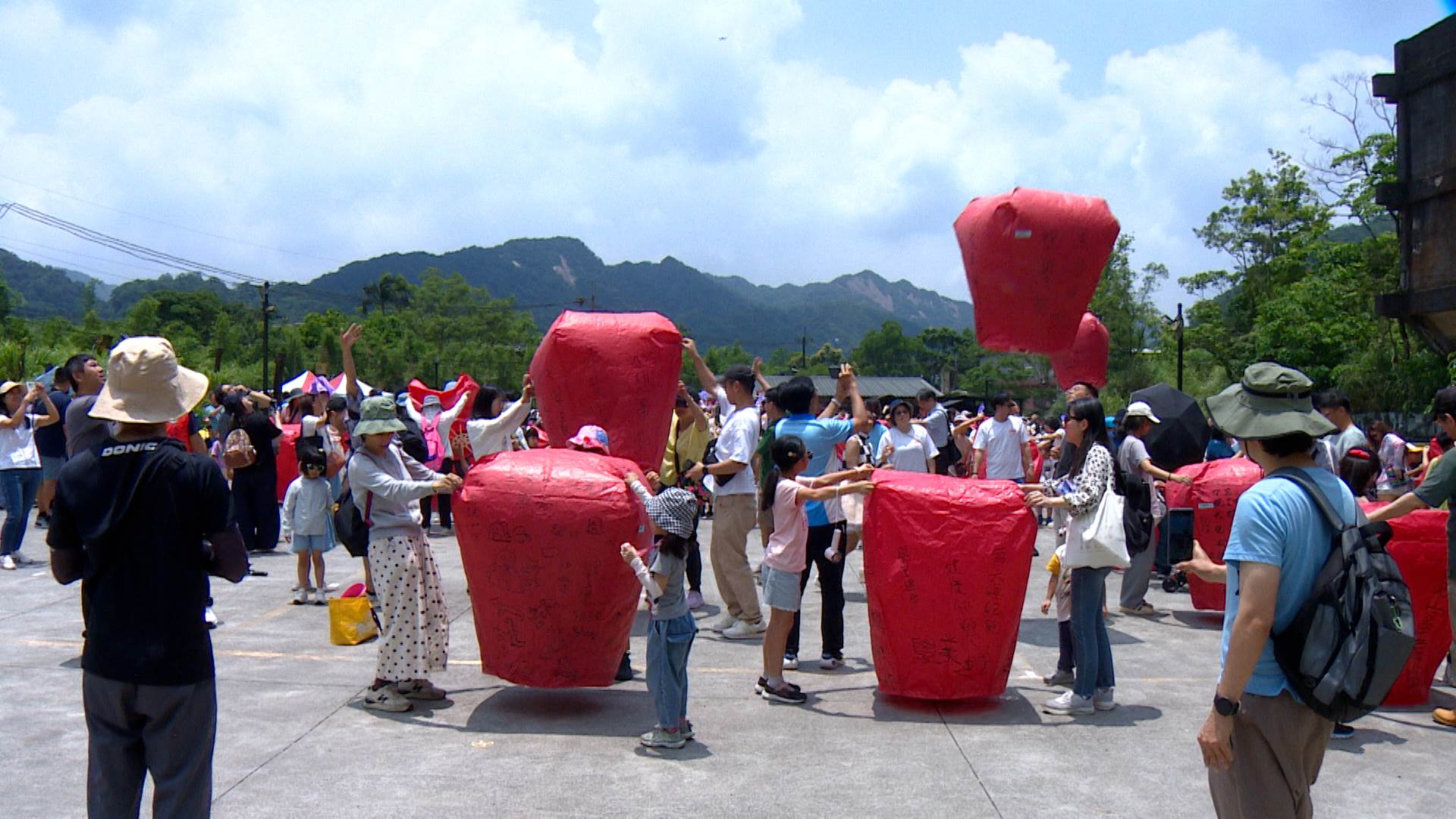 十分國小歡慶 110 周年校慶,現場施放無骨架的環保<a href='/search/tags/永續/' target='_blank'>永續</a>天燈,兼顧傳統祈福文化與環境永續,將滿滿願望送上天。(圖/東森新聞)