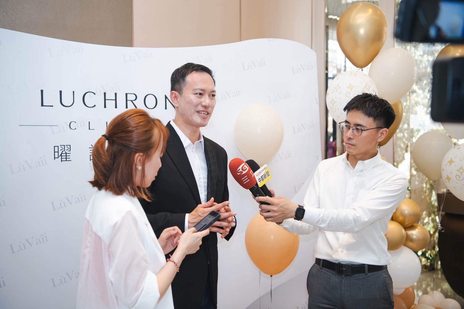 露琺意醫美集團創辦人阮丞輝總經理受訪時開心表示：「集團版圖遍佈13個國家，擁有超過200家皮膚管理中心」 。（圖／露琺意醫美集團提供）