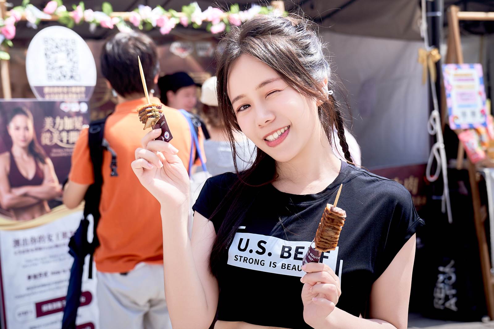 運動網紅以甜美又充滿自信的運動造型亮相美國牛肉攤位,展現女孩們「美得有力量、吃得有態度」的女王肌精神。(圖/美國肉類出口協會提供)