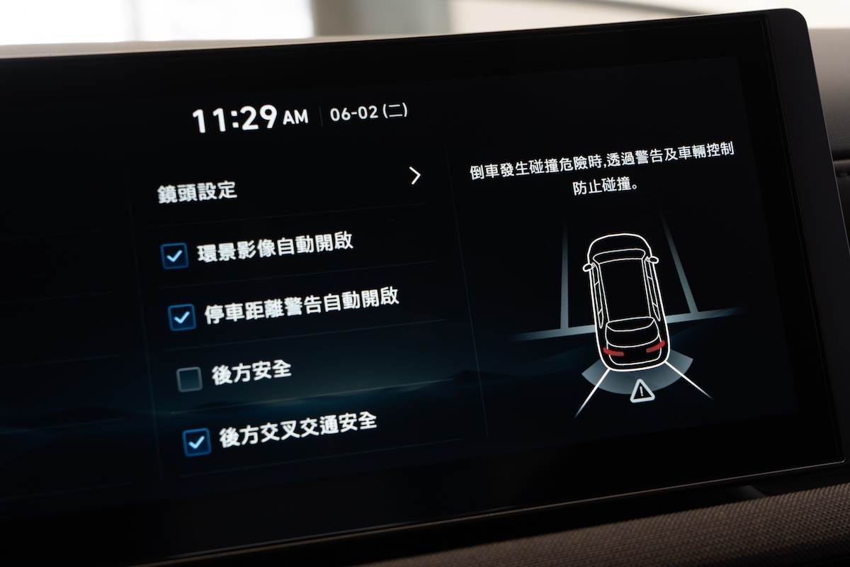 PCA倒車碰撞輔助系統結合超音波雷達 (Ultrasonic Sensors)、廣角鏡頭(SVM鏡頭),建立微速移動的防護網。(圖/林昱丞攝影)