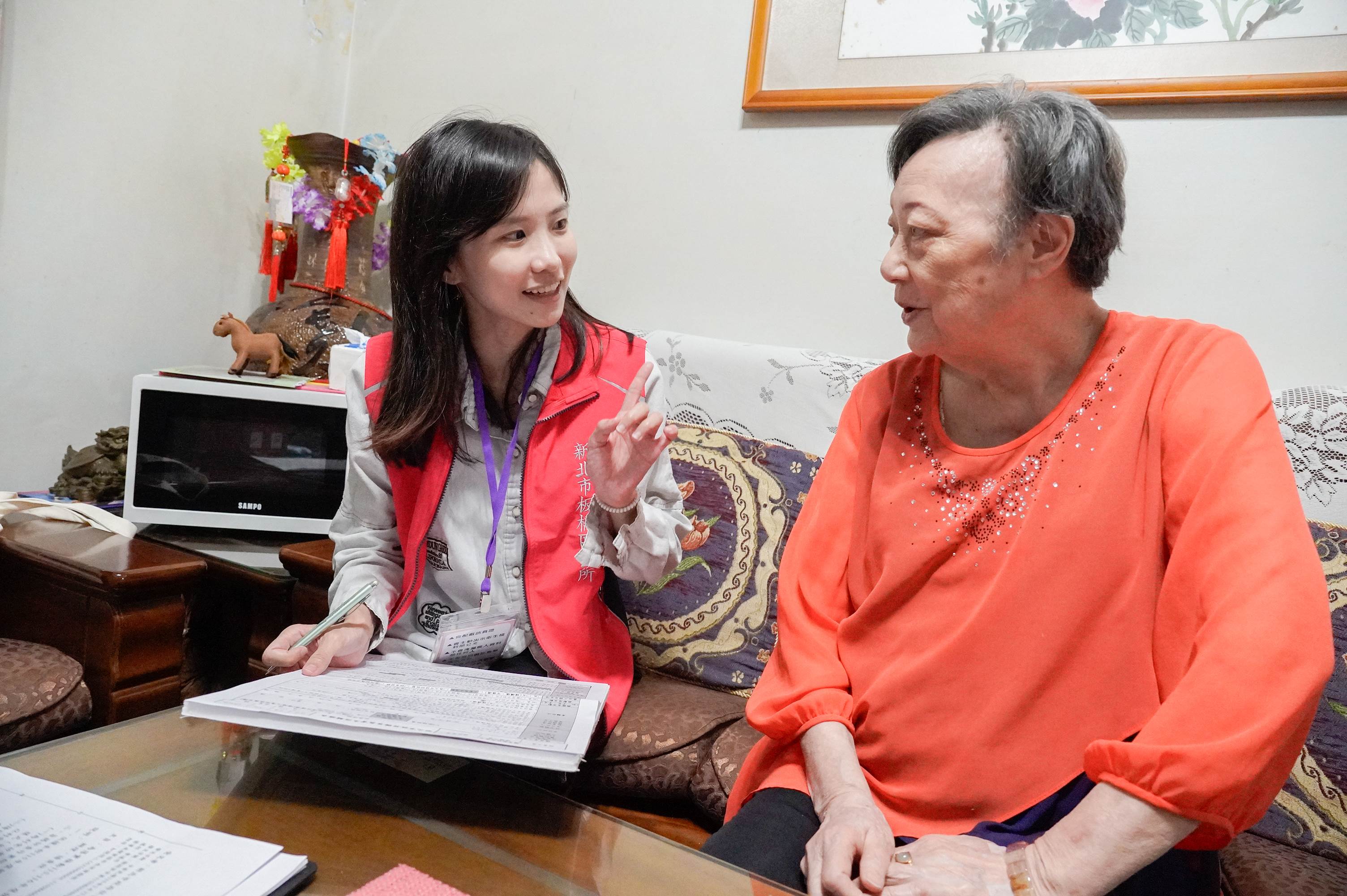 訪員依據關懷表進行訪問