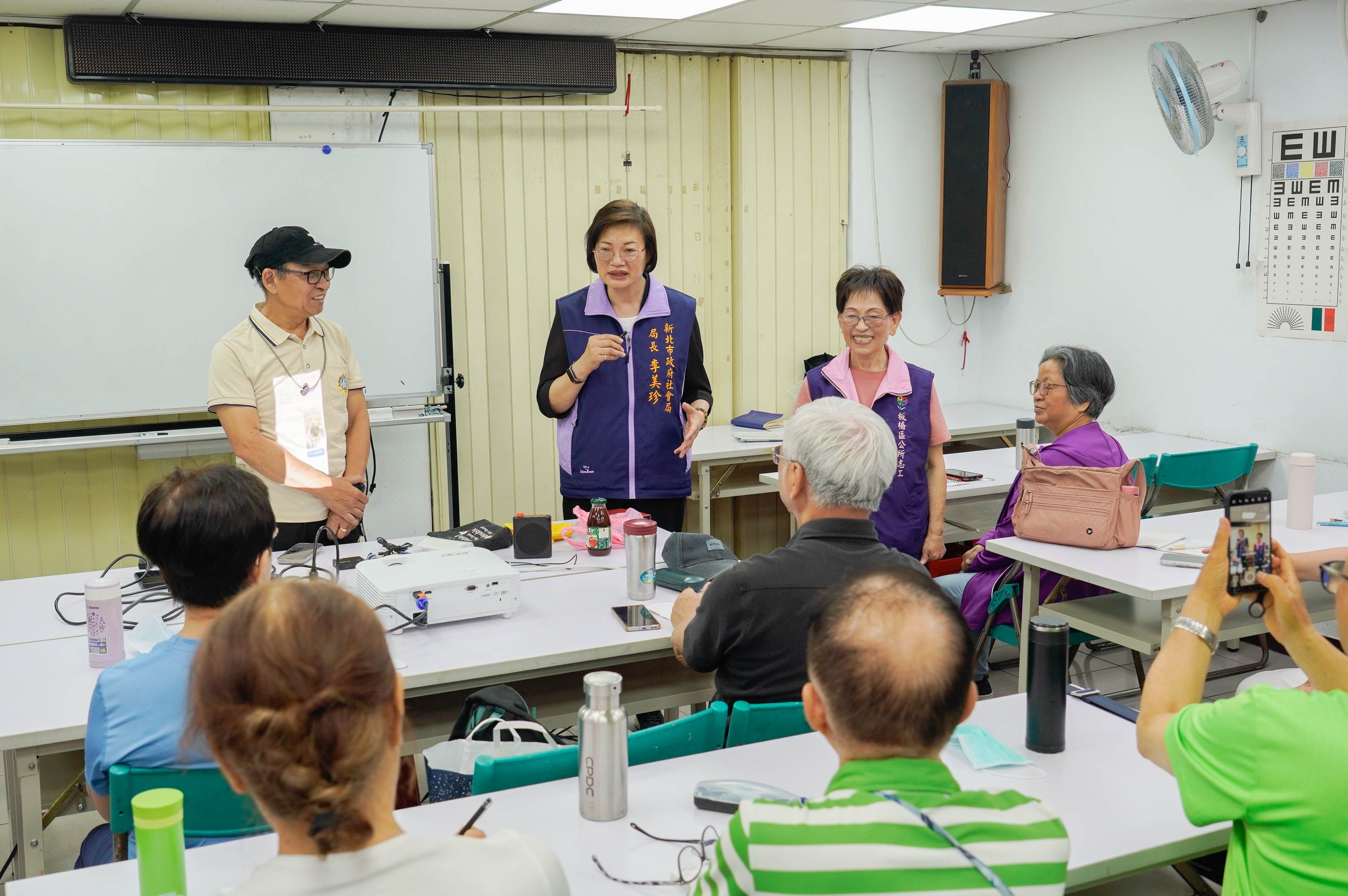 社會局長李美珍向參加松年大學正在上手機課程的長輩宣導  新北即將於6月起先訪75歲以上獨居長者  訪員會遵守「二要三不」原則。