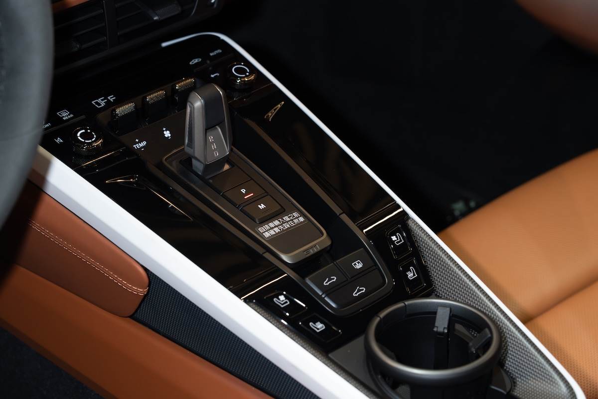 全新911 Turbo S採用雙電子渦輪增壓器(eTurbo)配置,搭配3.6升水平對臥引擎、1.9 kWh高壓電池組以及整合電動馬達的八速PDK雙離合器變速箱。(圖/林昱丞攝影)