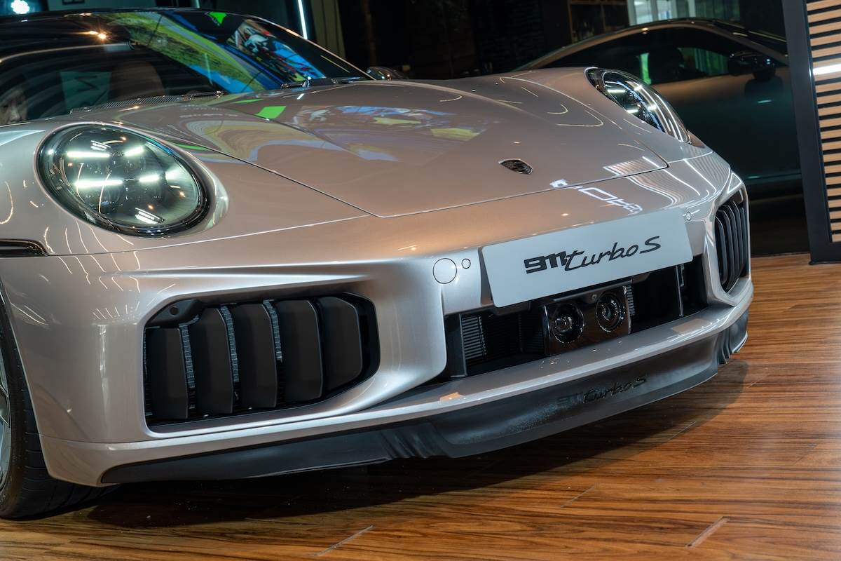 全新911 Turbo S導入新一代智慧型主動式空氣力學系統,車頭配置主動式冷卻進氣口與前下擾流板。(圖/林昱丞攝影)