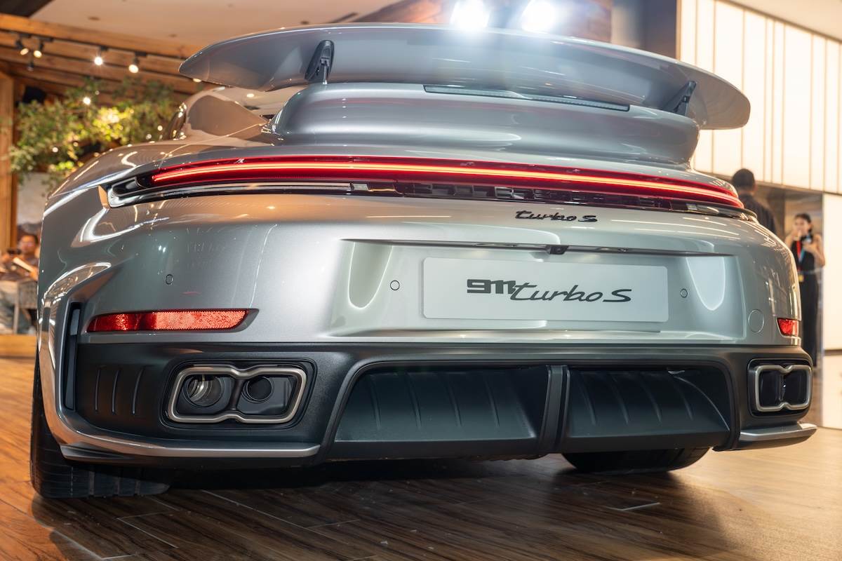全新911 Turbo S延續Turbo車型專屬識別元素,導入保時捷「Turbonite」渦輪黑色調。(圖/林昱丞攝影)