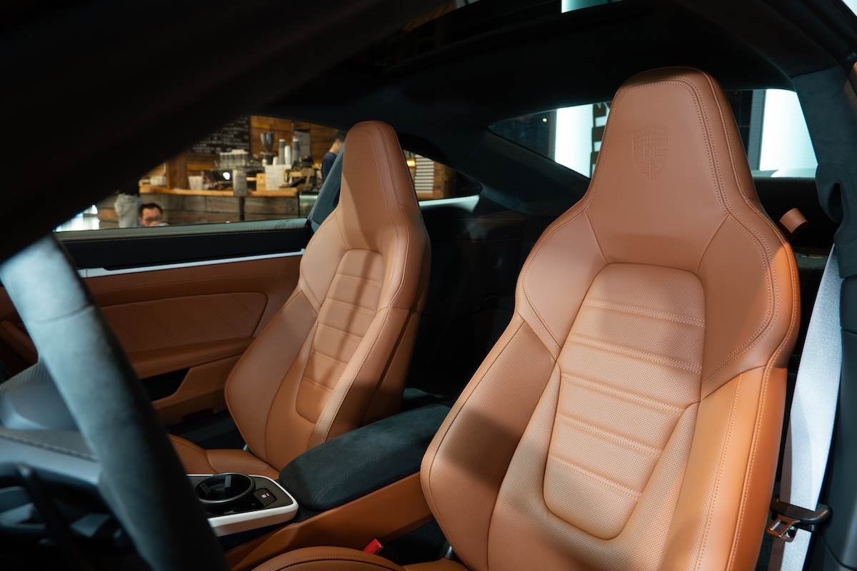 全新911 Turbo S Coupé車型標配雙座設定,亦可依需求免費選配後座系統。(圖/林昱丞攝影)
