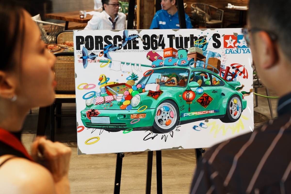 灣保時捷與日本藝術家橫坂竜也合作,以經典964車型為主題創作「Driven by Life」藝術作品。(圖/林昱丞攝影)