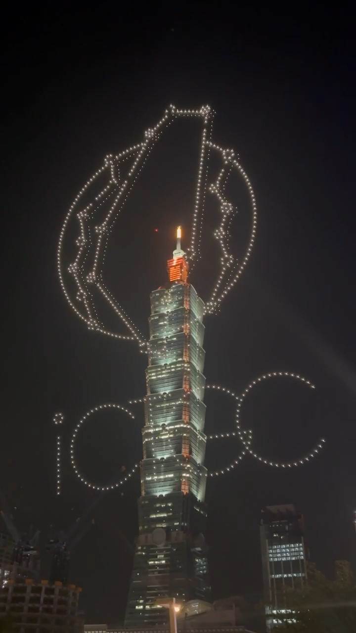 上千架無人機在市府路周邊夜空同時升空。(圖/民眾提供)