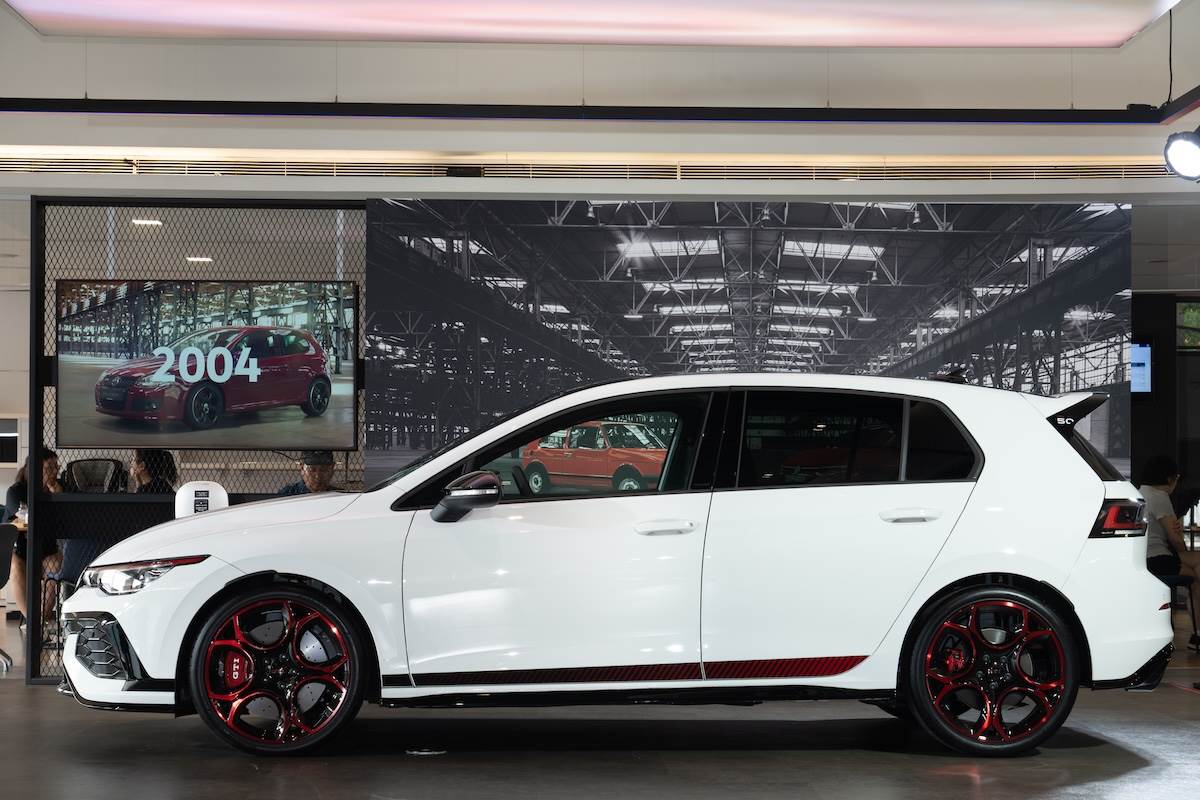 Golf GTI EDITION 50車色提供冰晶白、競域綠與暴風紅等三款專屬車色選擇。（圖／林昱丞攝影）