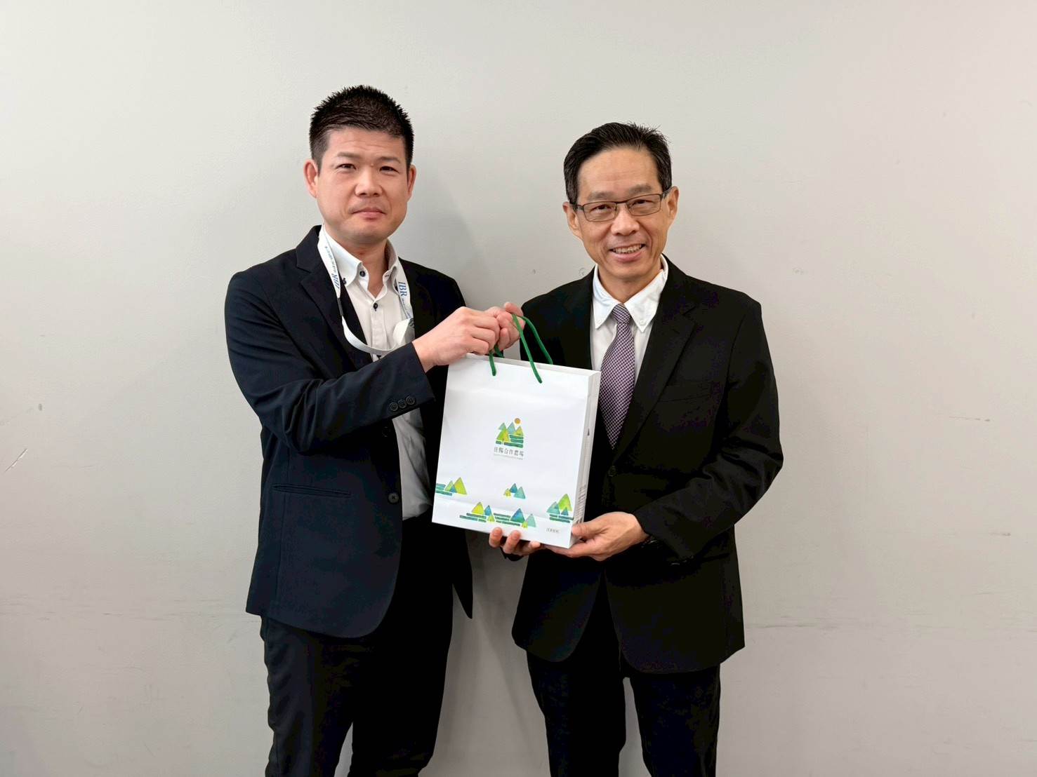 經發局張峯源局長贈禮 (1)