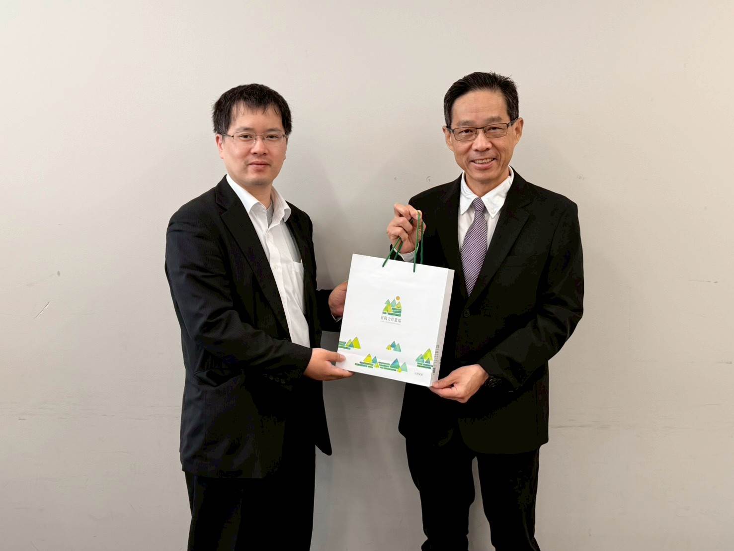 經發局張峯源局長贈禮