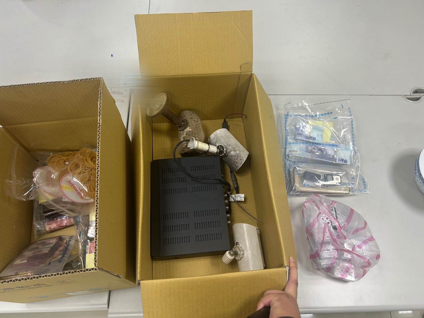 警方查扣監視器與賭金等證物。翻攝畫面