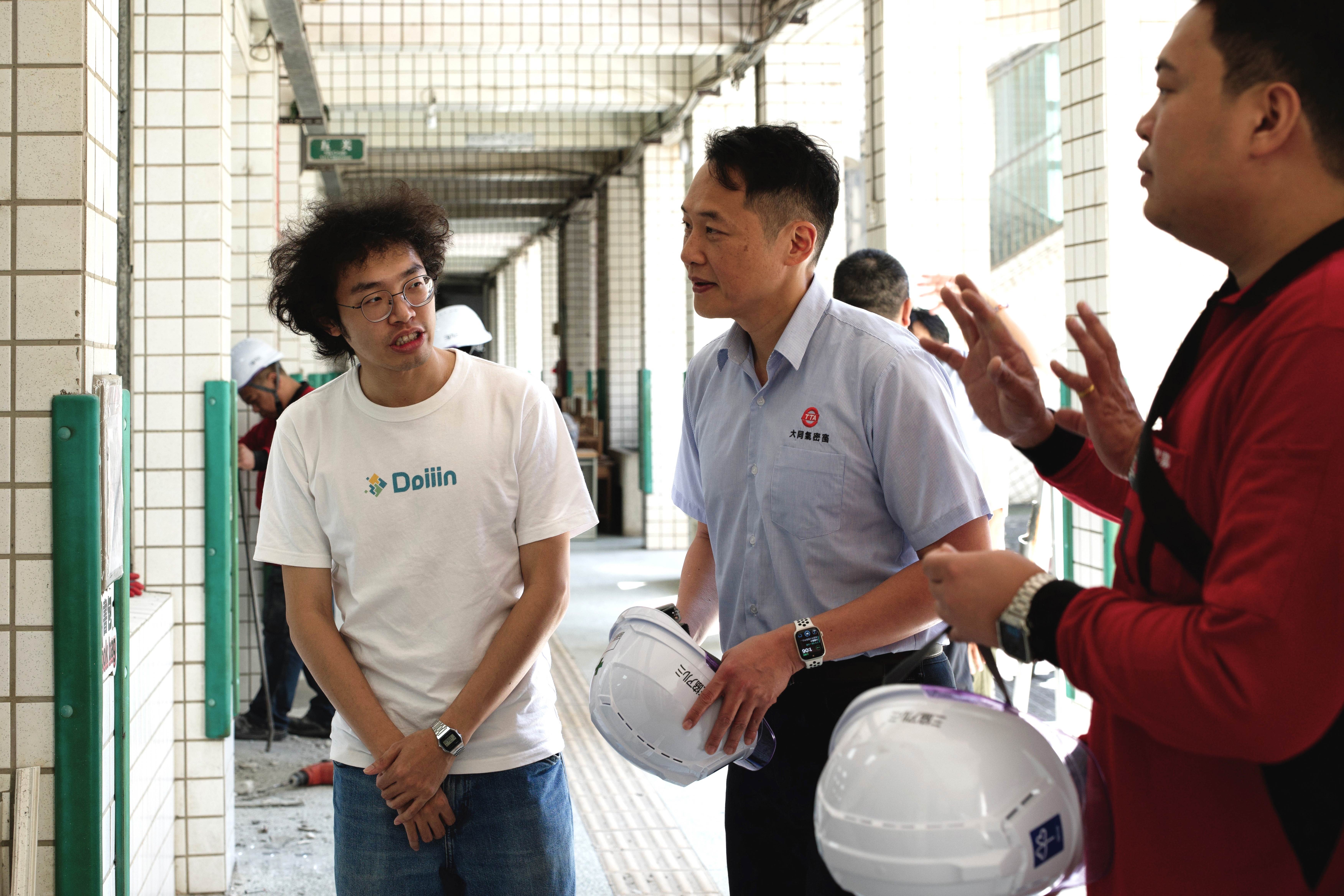 大同鋁業總經理張哲碩(中)現場會勘,實際走訪現場了解大園國小需求。(圖/<a href='/search/tags/Doiiin永續媒體/' target='_blank'>Doiiin永續媒體</a>提供)