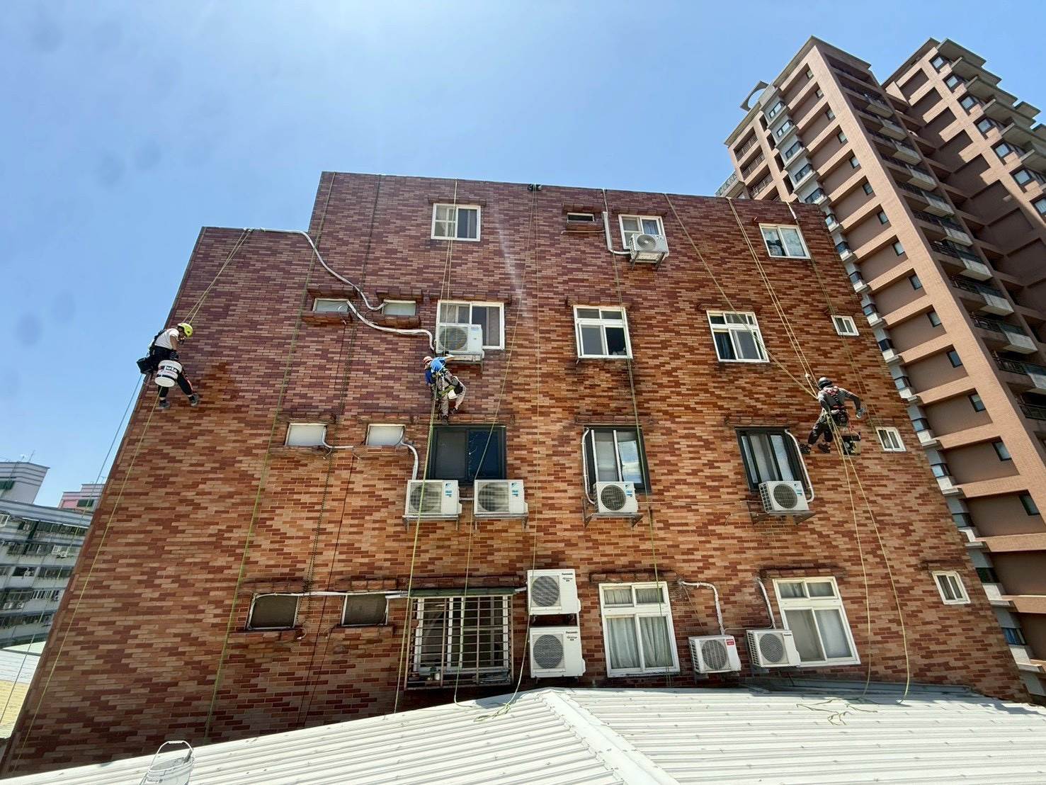 兆杰防水工程執行老舊建築外牆防水與修繕工程,協助降低滲漏水及磁磚掉落風險。(圖/業者提供)