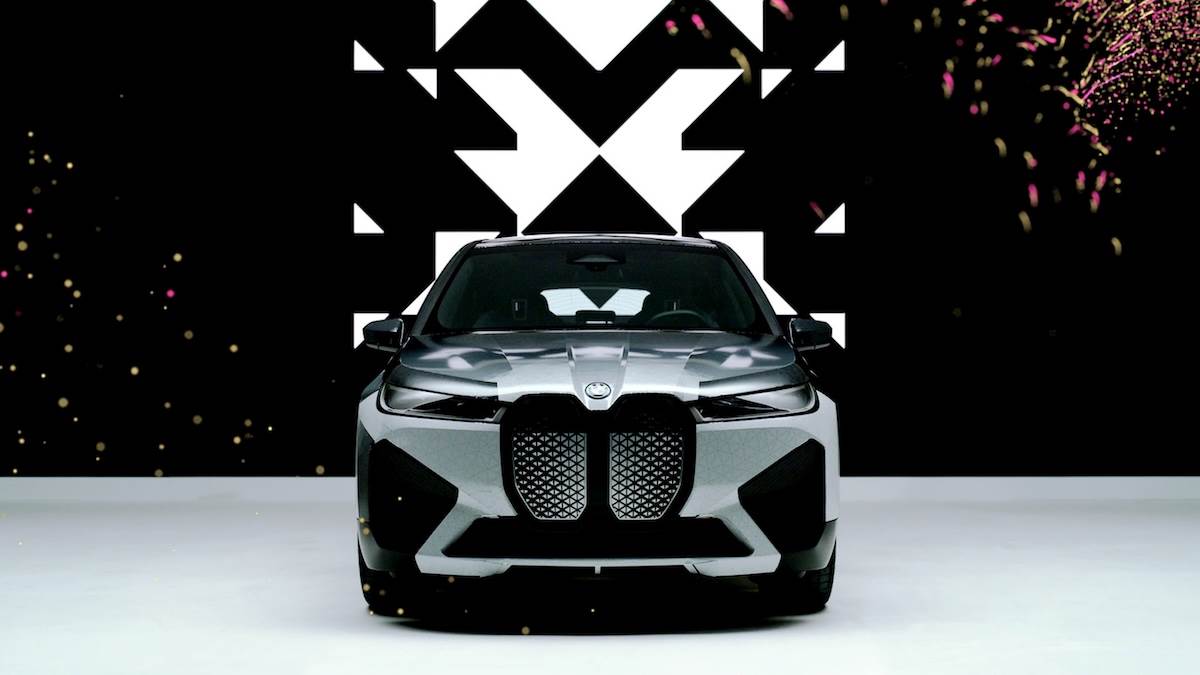 2022年亮相的MW iX Flow概念車,以E Ink Prism可變色電子紙包覆車身,實現黑、灰、白之間的流暢切換。(圖/汎德提供)