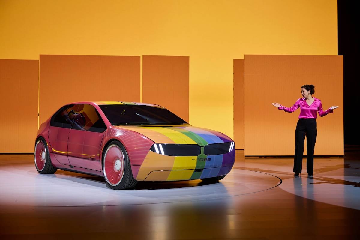 2023年CES,雙方推出BMW i Vision Dee,透過240個獨立控制區塊,讓車身可呈現多達32種色彩。(圖/汎德提供)