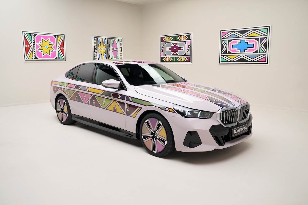 洛杉磯Frieze藝博會發表BMW i5 Flow NOSTOKANA,車身搭載多達1,349個獨立控制區塊,精準呈現複雜非洲幾何圖騰。(圖/汎德提供)
