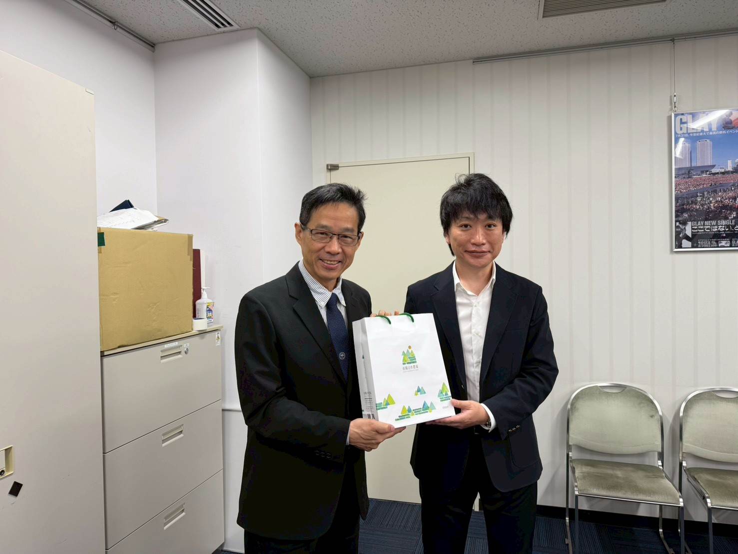 經發局張峯源局長贈禮 (2)