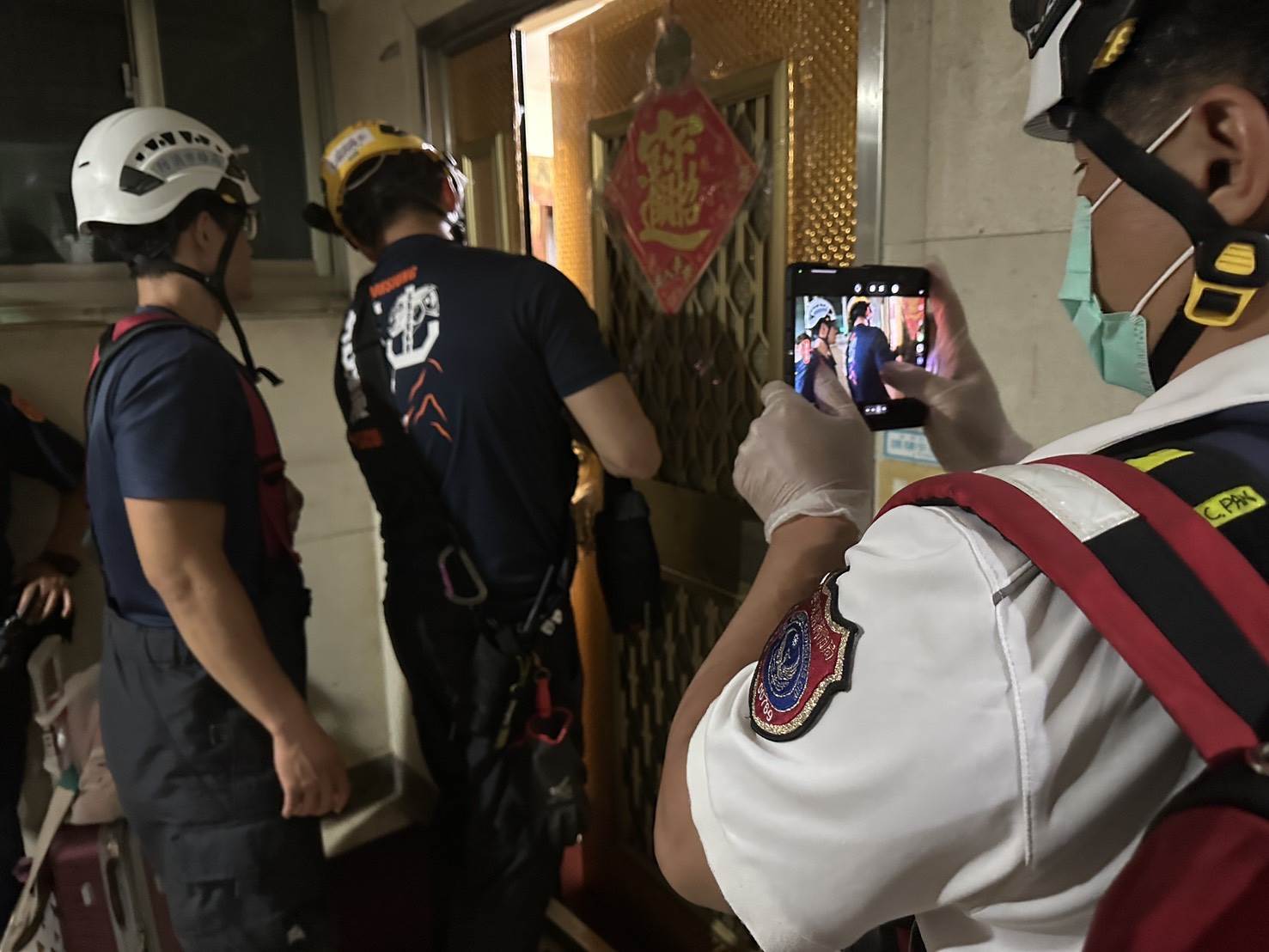 大門遭防盜鐵鍊反鎖,警消<a href='/search/tags/破門救援/' target='_blank'>破門救援</a>。