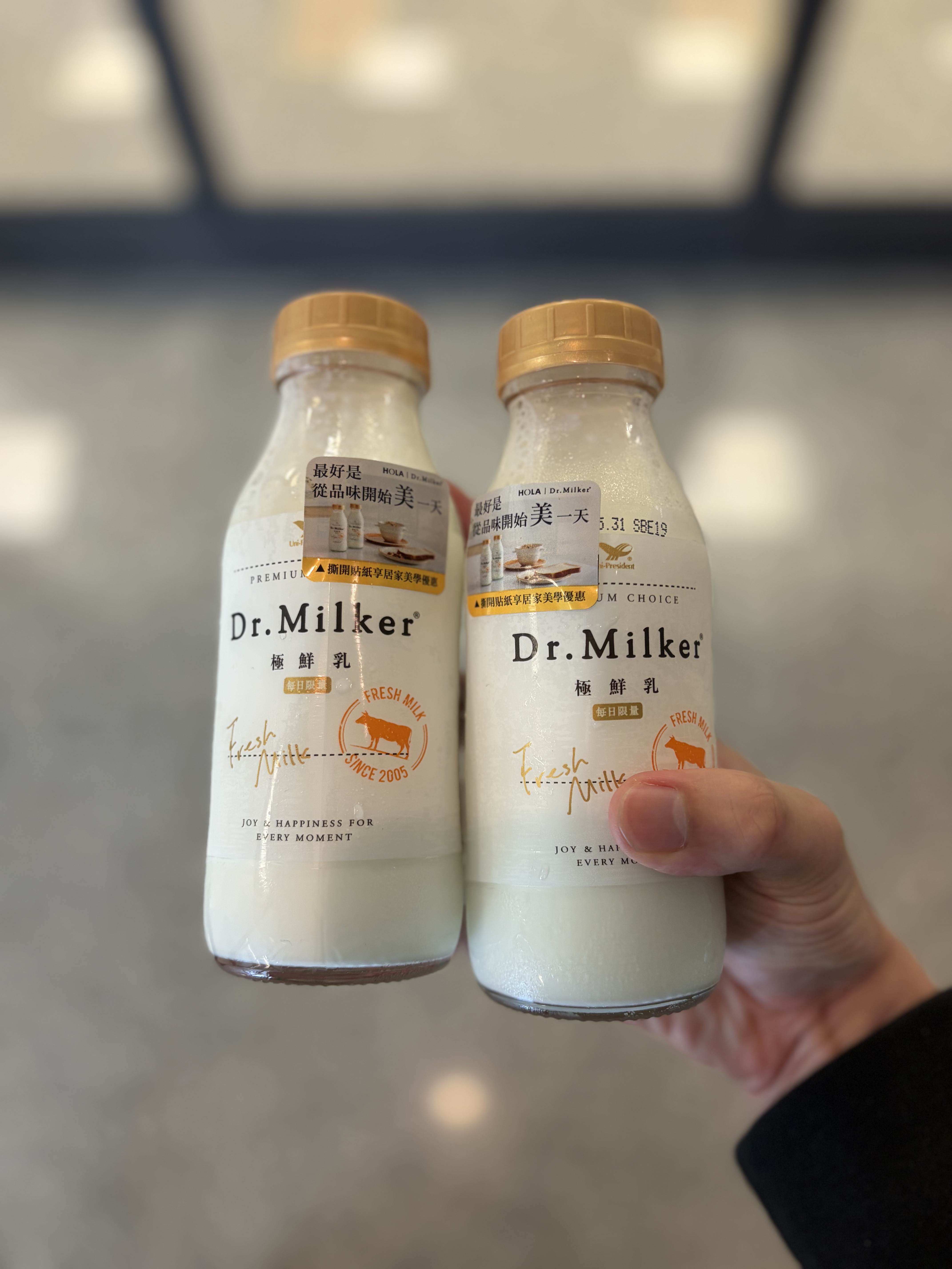 手持貼標Dr.Milker極鮮乳。(圖/Dr.Milker提供)