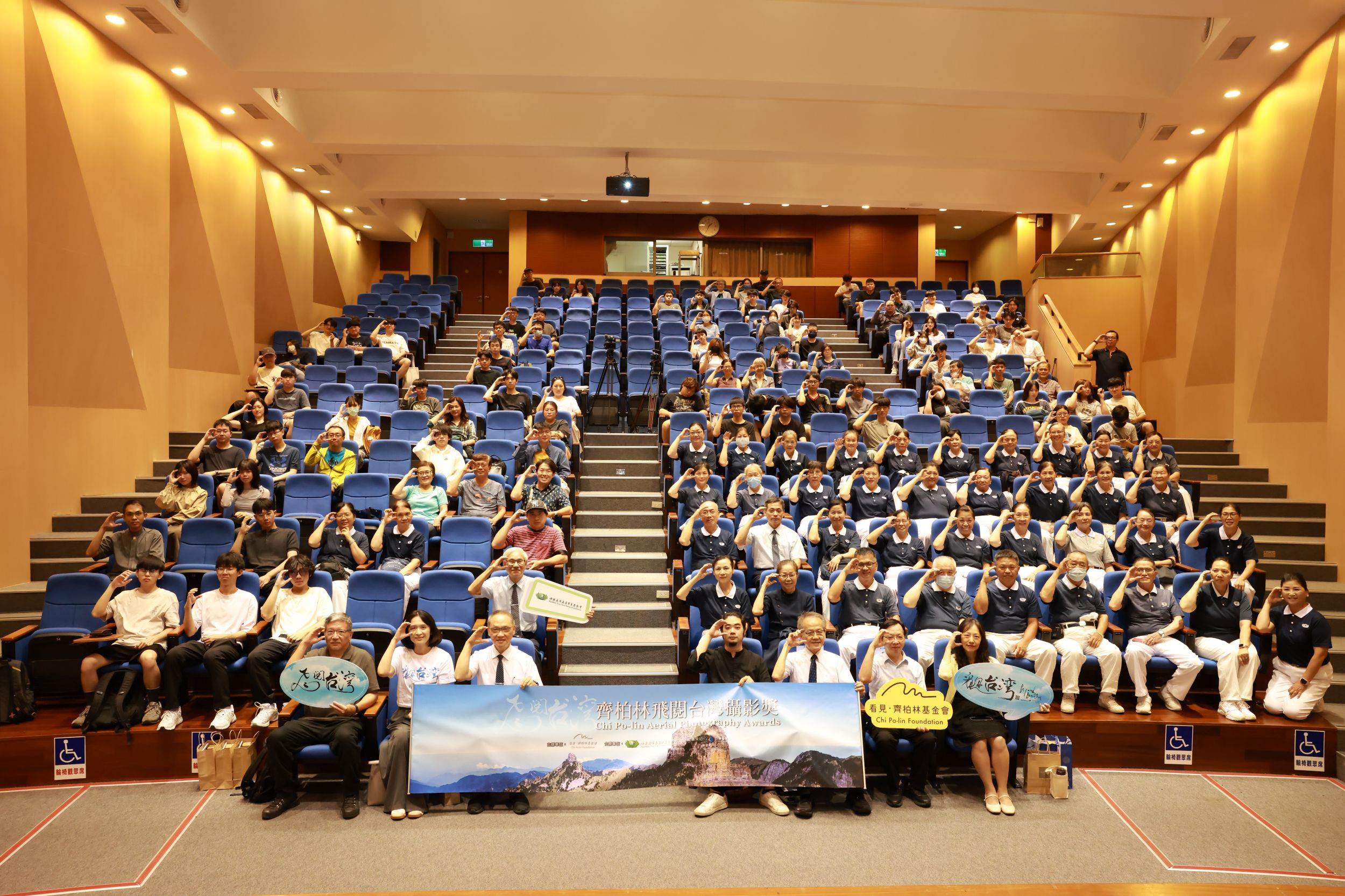 5月27日由《國家地理雜誌》總編輯李永適率先於宜蘭大學舉辦攝影獎講座,帶領民眾感受.JPG