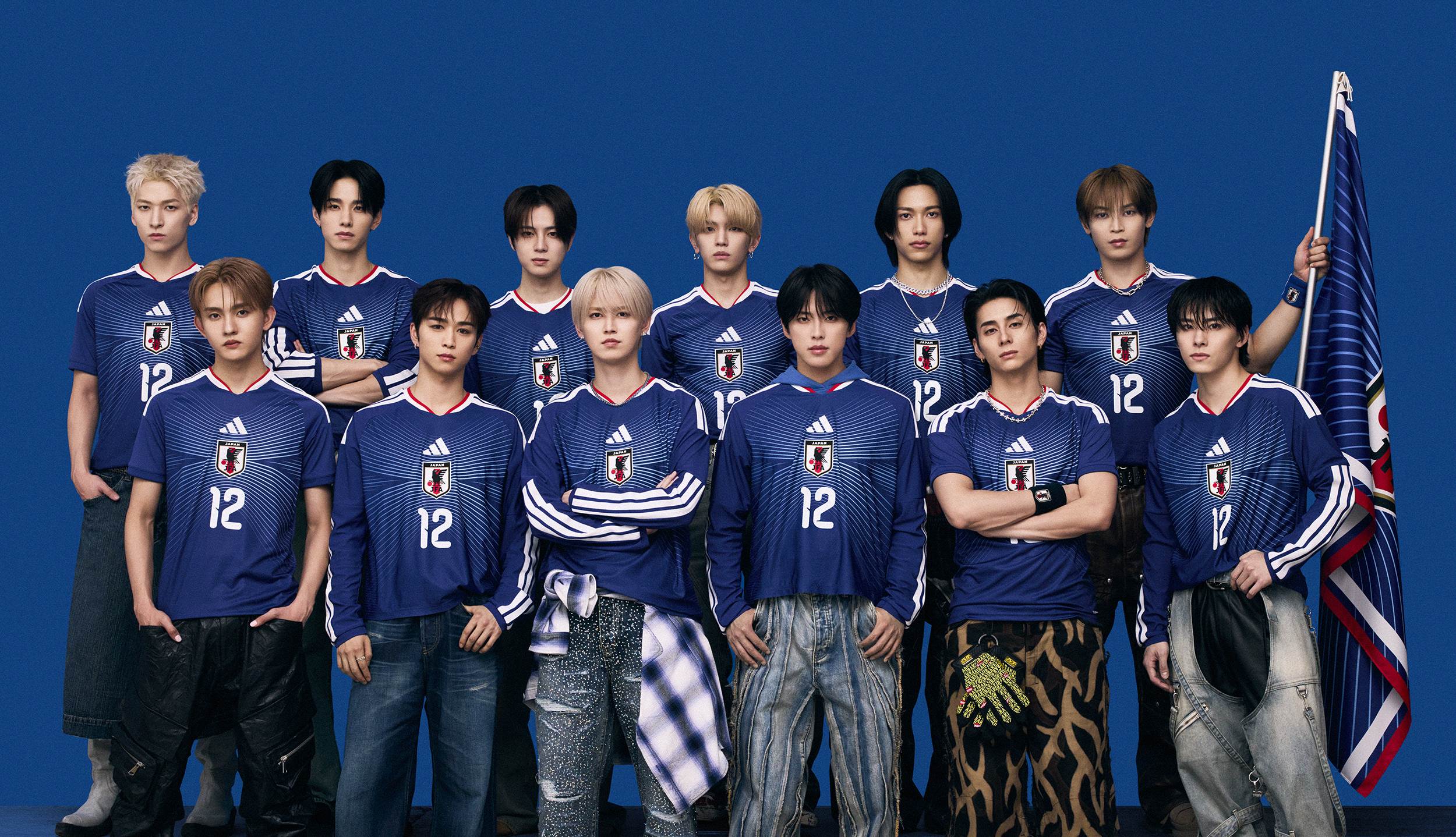 超人氣男團JO1與INI夢幻聯手,組成世足限定團「JI BLUE」熱血應援。(圖/翻攝自LAPONE ENTERTAINMENT)