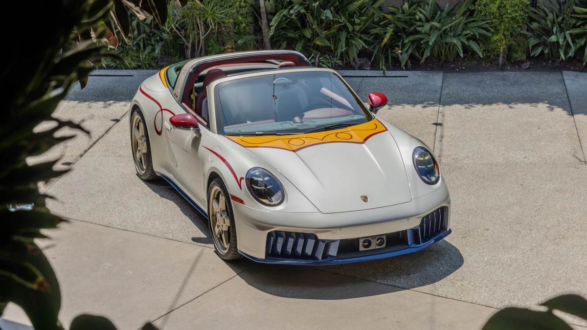 以翠絲為設計靈感的Targa 4 GTS則透過紅色線條妝點,搭配上黃色烤漆,還原翠絲的造型特色。(圖/保時捷提供)