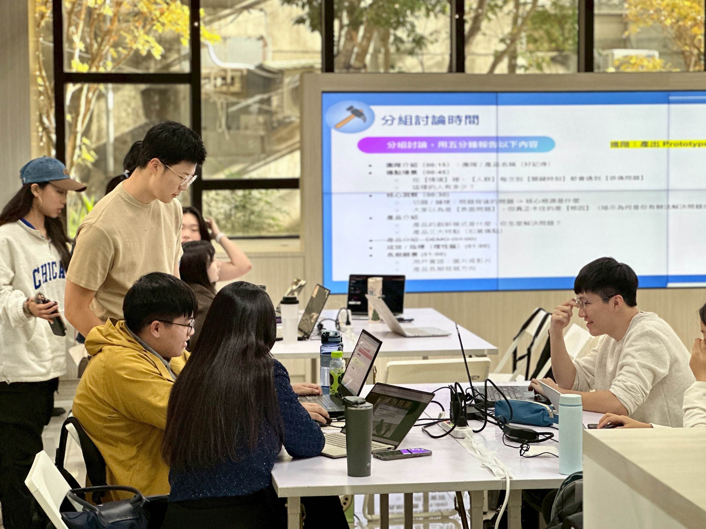 「AI實戰職涯營」邀請AWS合作導師引導學員進行專案發想與問題分析,培養跨域協作及實戰能力(圖為資料照片)。