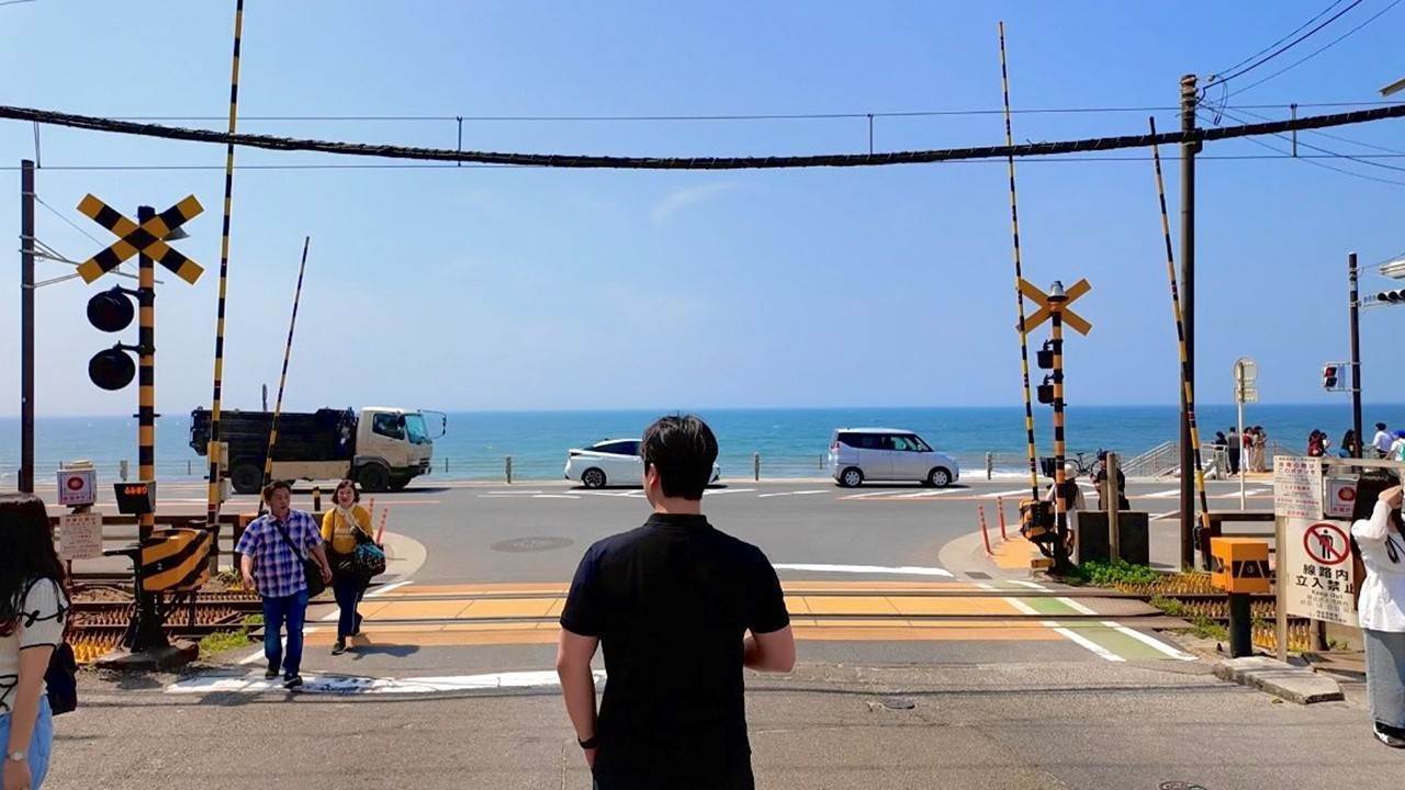 鎌倉高校前站是江之電沿線最具代表性的景點之一,以《灌籃高手》經典平交道場景聞名全球。(圖/ig:bokaiwgn)