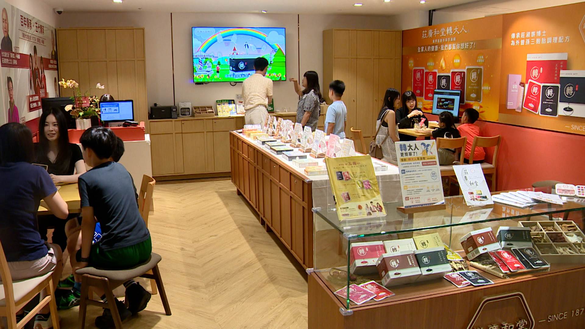 莊廣和堂新竹門市開幕,吸引許多家長攜家帶眷體驗健康養生文化。(圖/東森新聞)