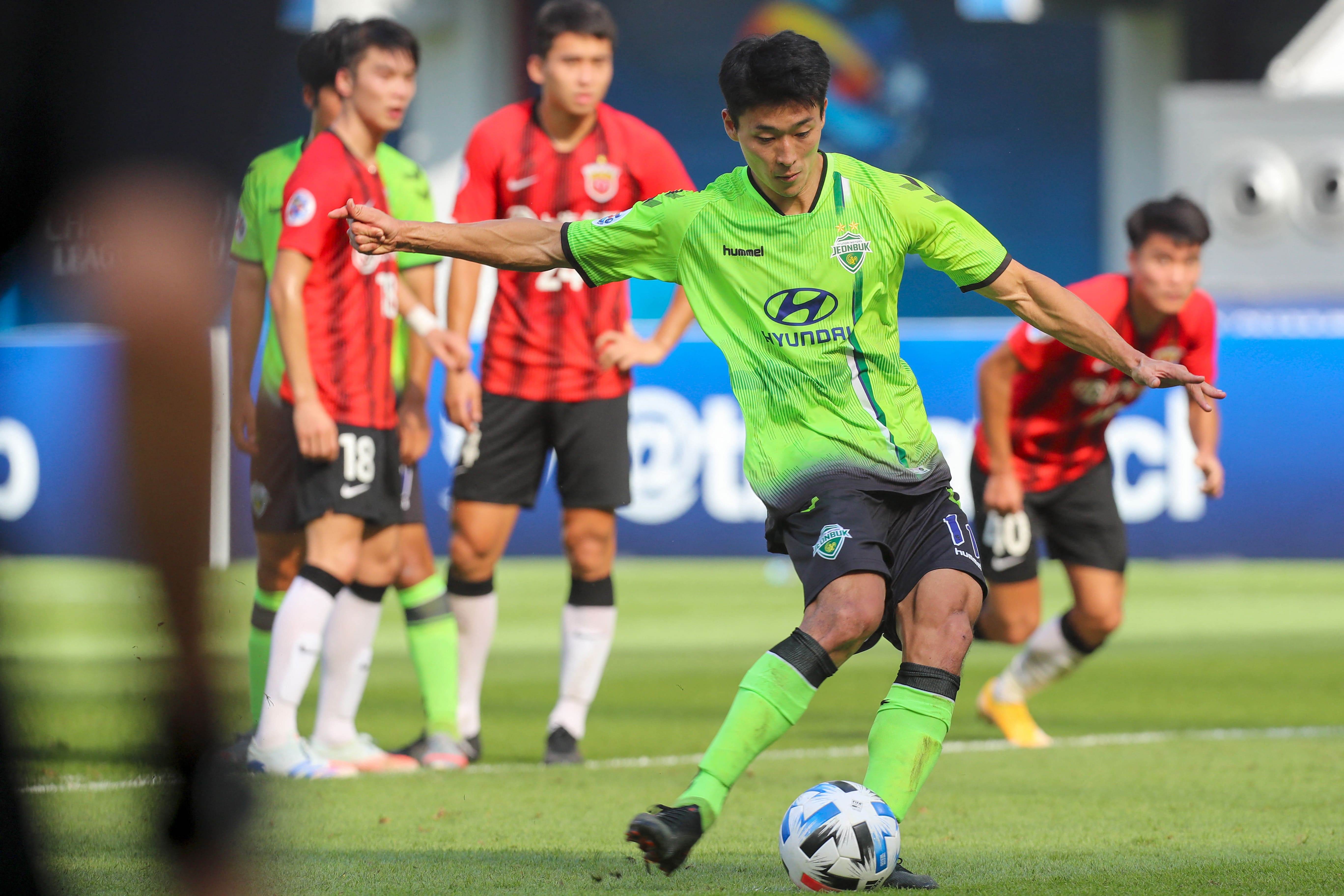 AFP__20201204__8WF9MQ__v1__HighRes__FblAsiaC1ShanghaiJeonbuk (1)