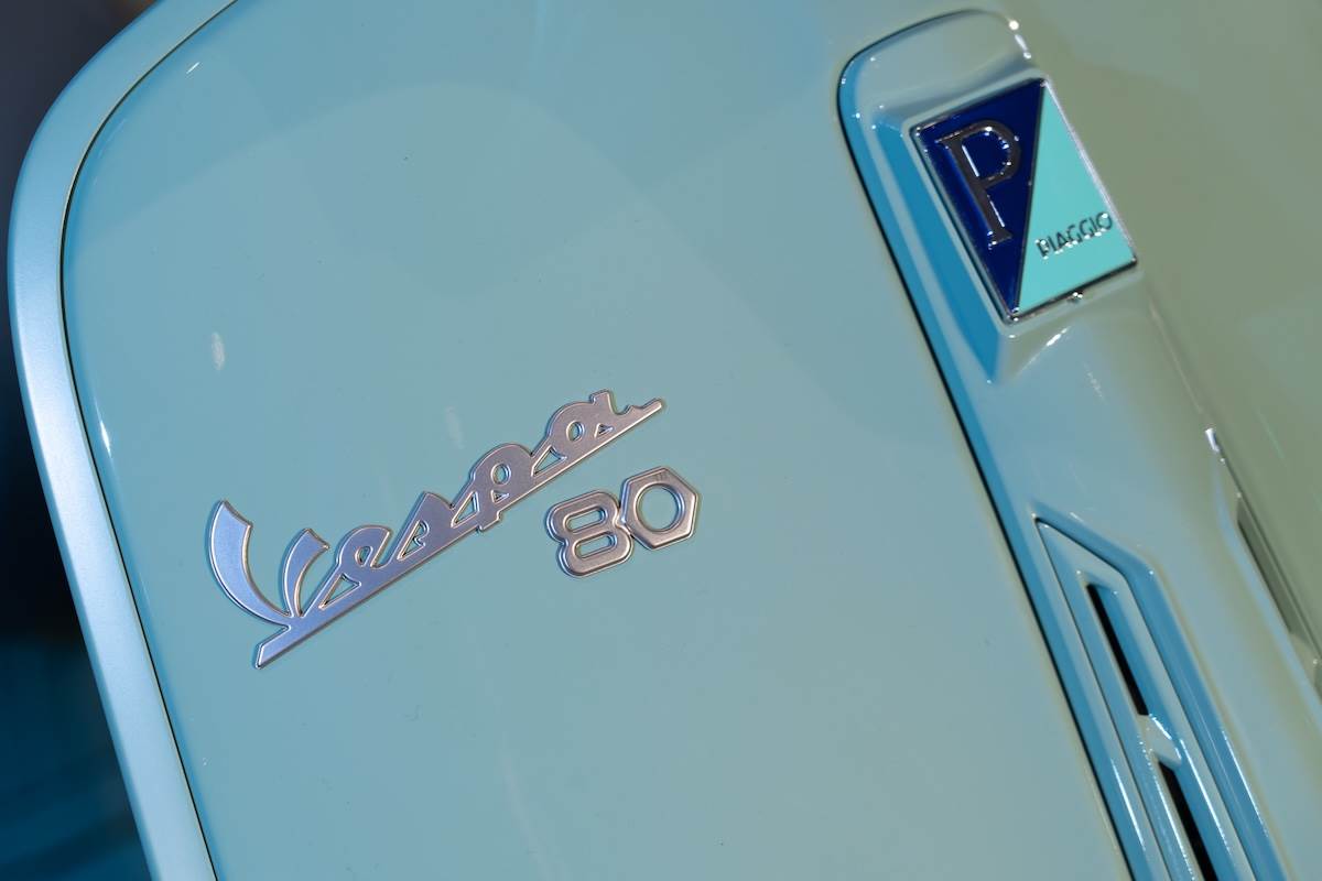前面板Vespa Logo徽飾。(圖/林昱丞攝影)