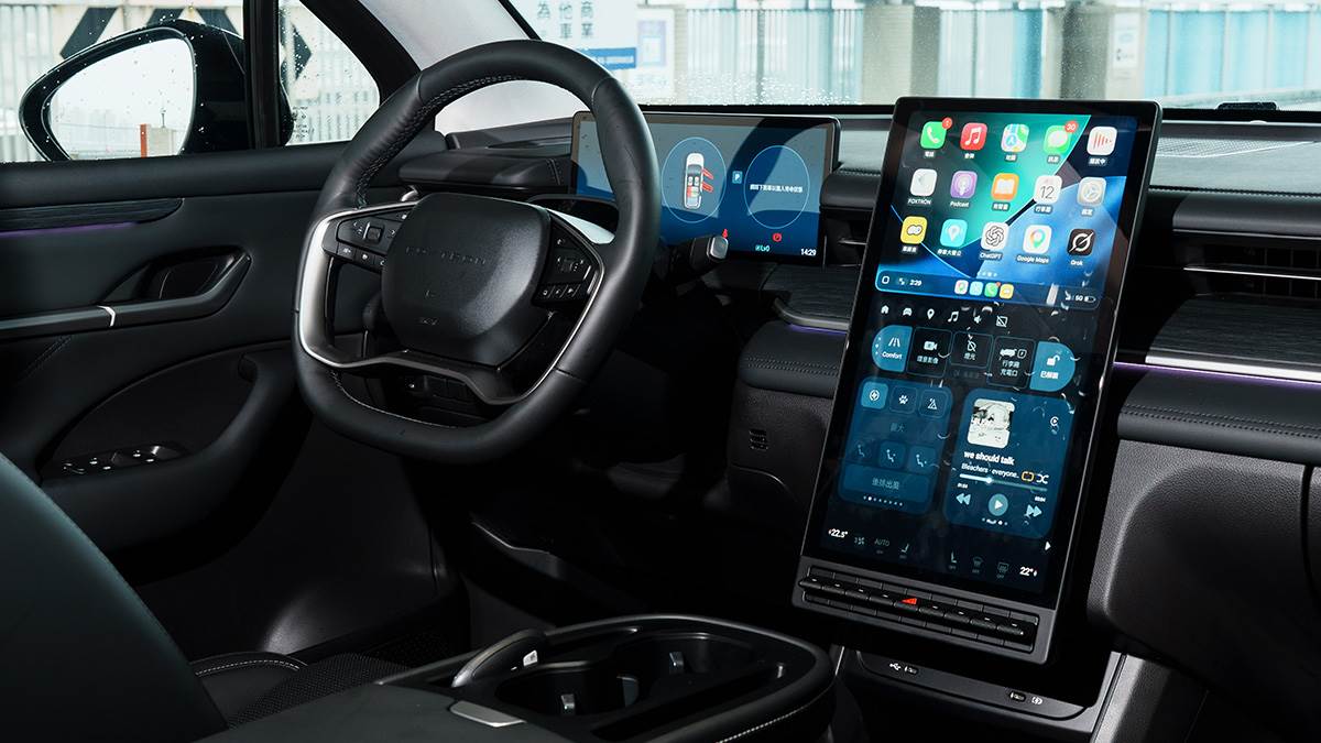 全新CAVIRA搭載直式的15.6吋車載資訊娛樂系統。(圖/林昱丞攝影)