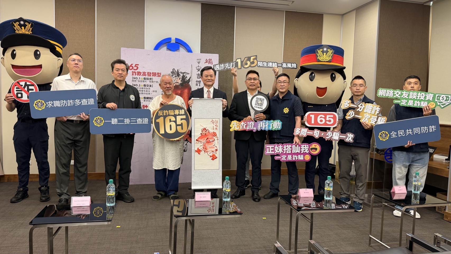 鐵路警察局端午前夕推出「鍾馗斬詐扇」，由水墨畫家陳士侯公益授權畫作。