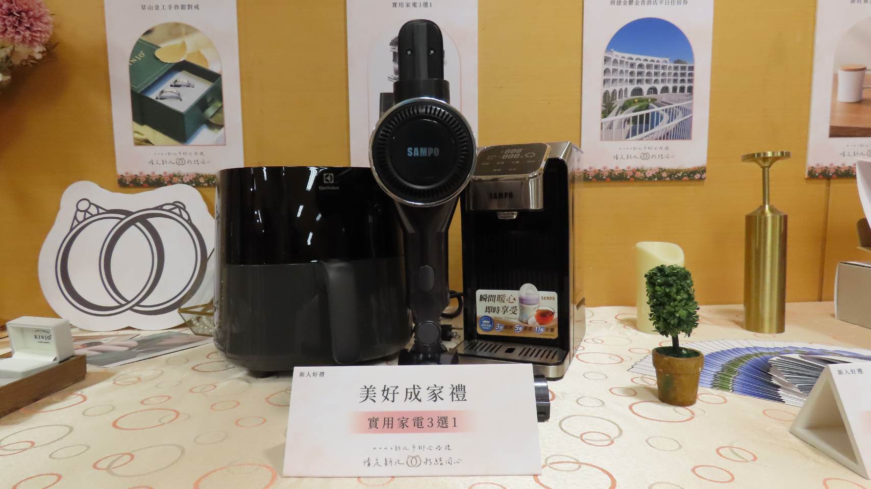 今年聯合婚禮正取者可獲草山金工手作專屬對戒、淡水將捷金鬱金香酒店住宿券及甜蜜家電等豐富好禮，還有機會抽中義大利威尼斯、日韓航線雙人機票等多項浪漫大獎_2