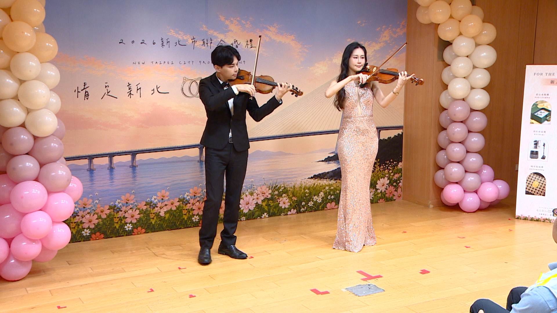 小提琴演奏家以琴瑟和鳴的演出揭開活動序幕，浪漫氛圍瀰漫全場。（圖／東森新聞）