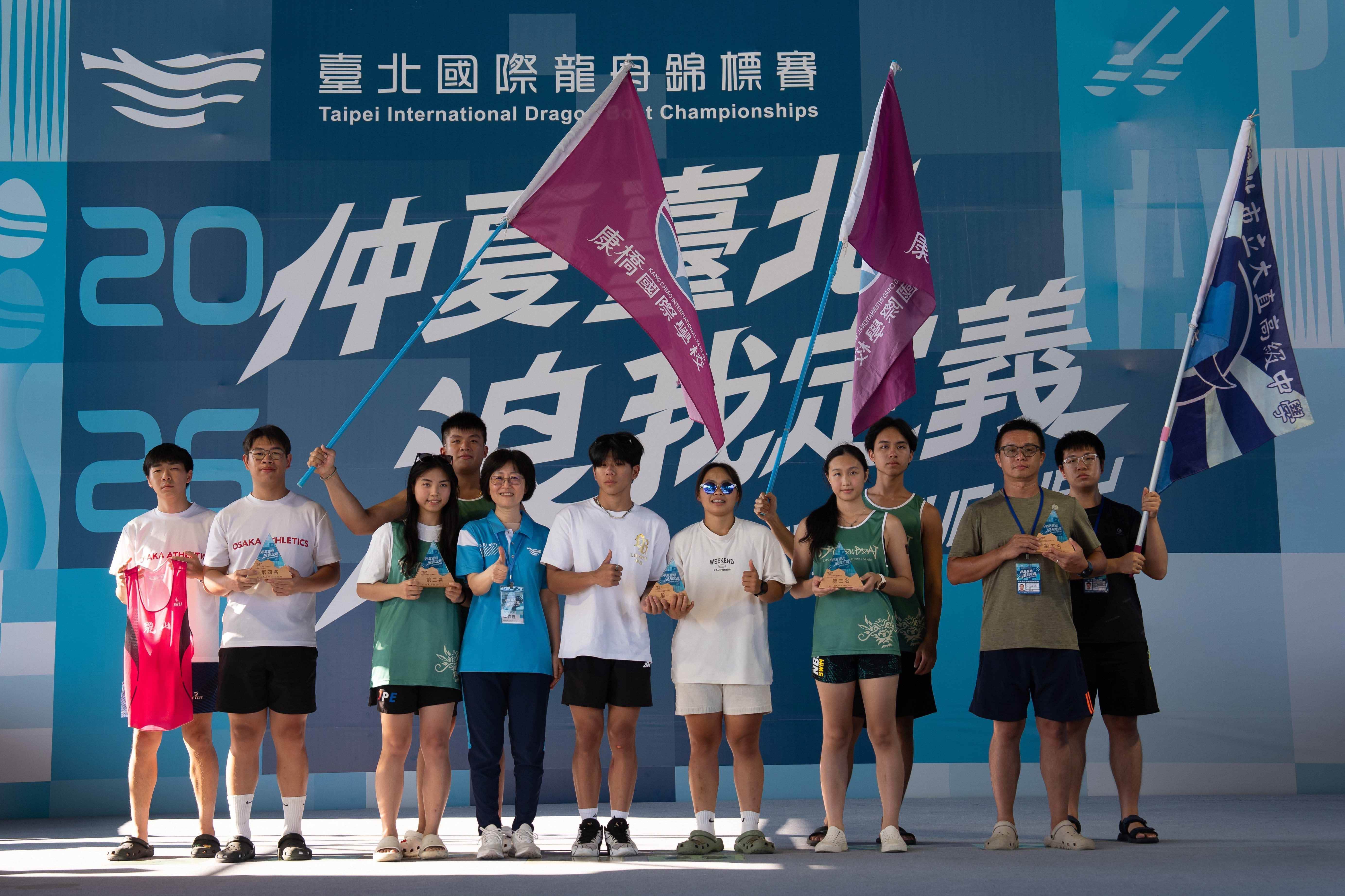 小型龍舟高中職組第一名至第五名,分別為南港高中隊、康橋高中A隊、康橋高中B隊、金面山隊、大直龍舟隊。(圖/臺北市政府體育局提供)