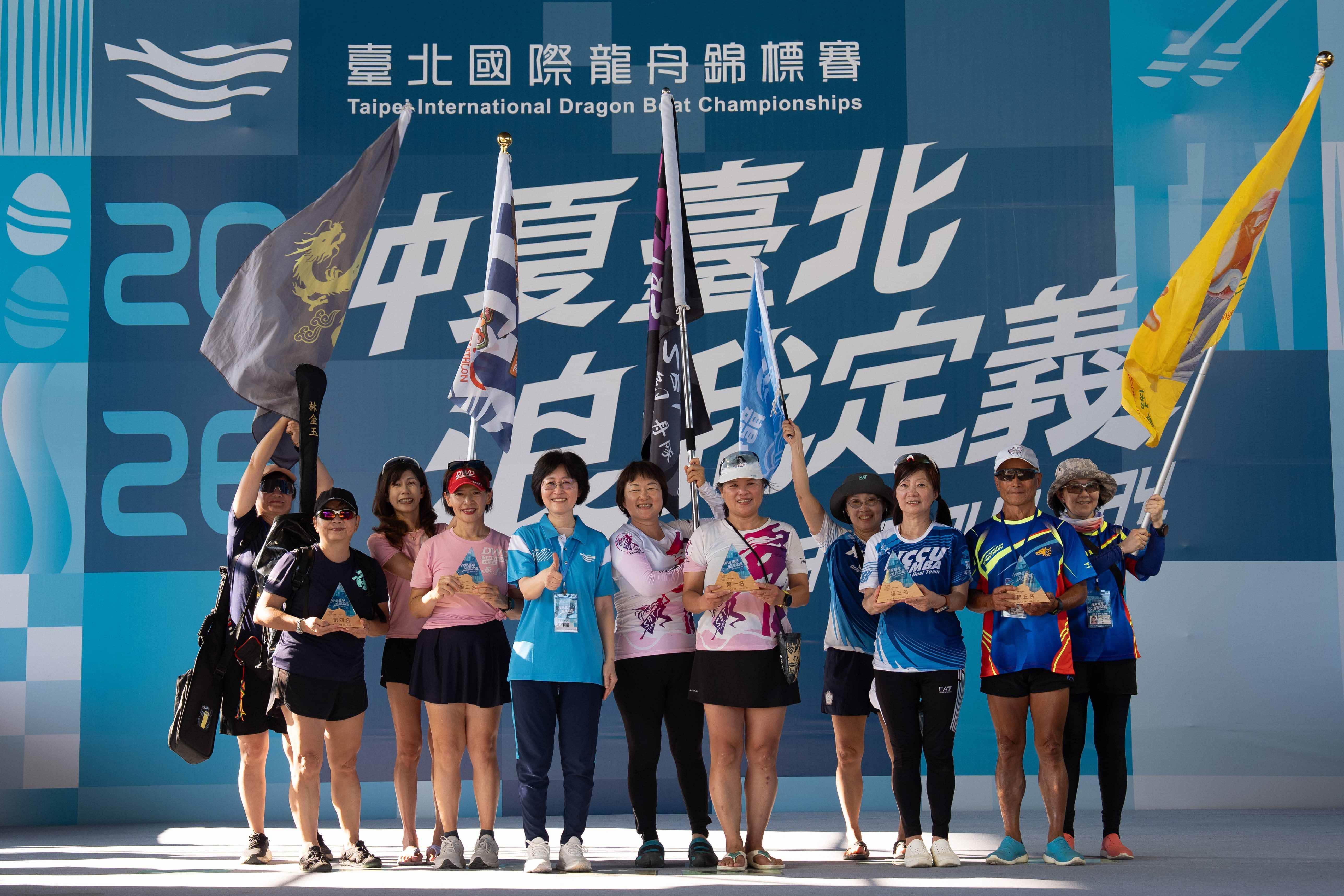 參與人數達188位之小型龍舟常青女子組,前五名隊伍依序為SBeauty隊、DWD女龍隊、政大EMBA女神隊、京典水上玫瑰隊及三腳渡隊女子隊。(圖/臺北市政府體育局提供)
