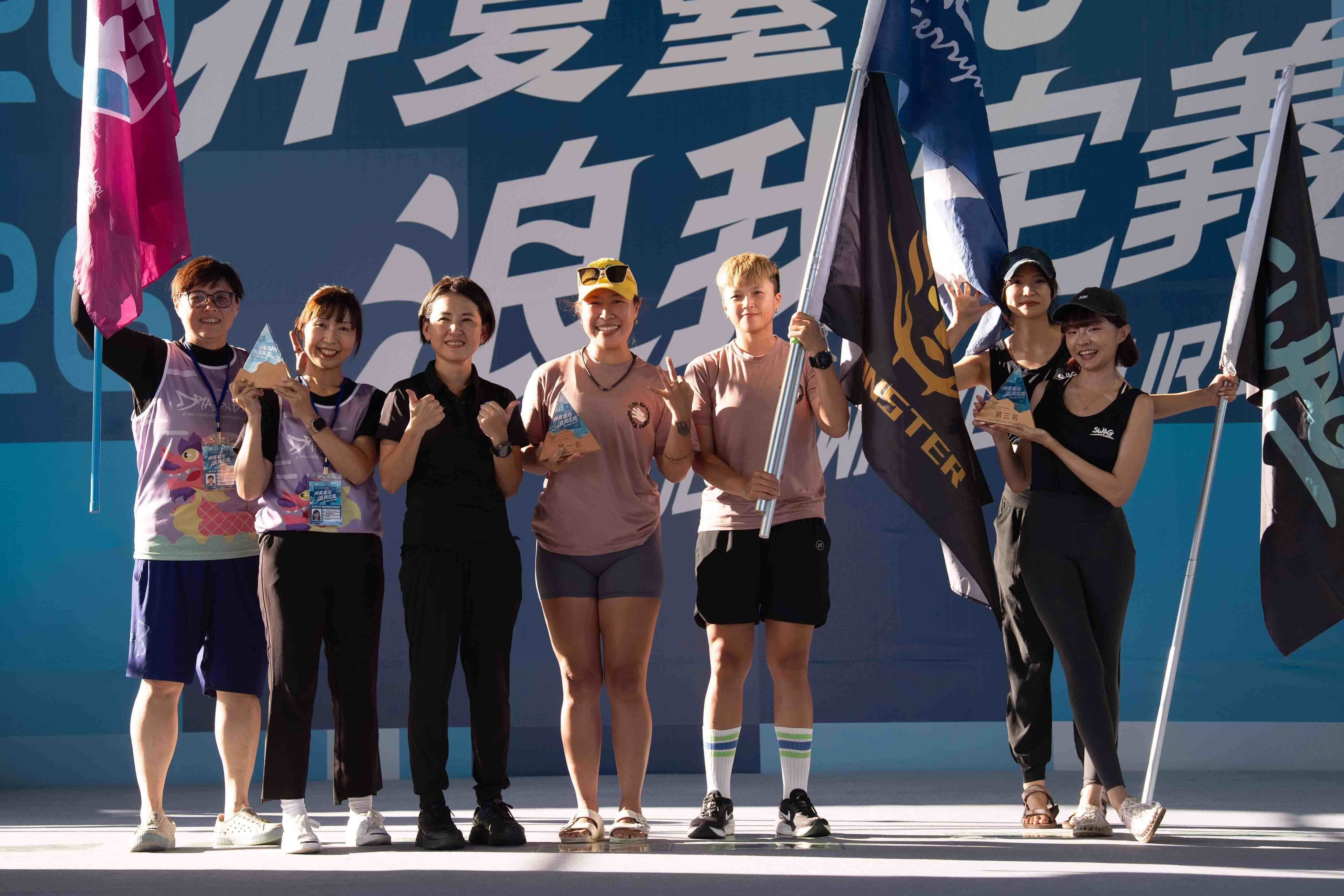 大型龍舟女子組第一名至第三名,分別為M三隊、康橋高中隊、SWAG女神隊。(圖/臺北市政府體育局提供)