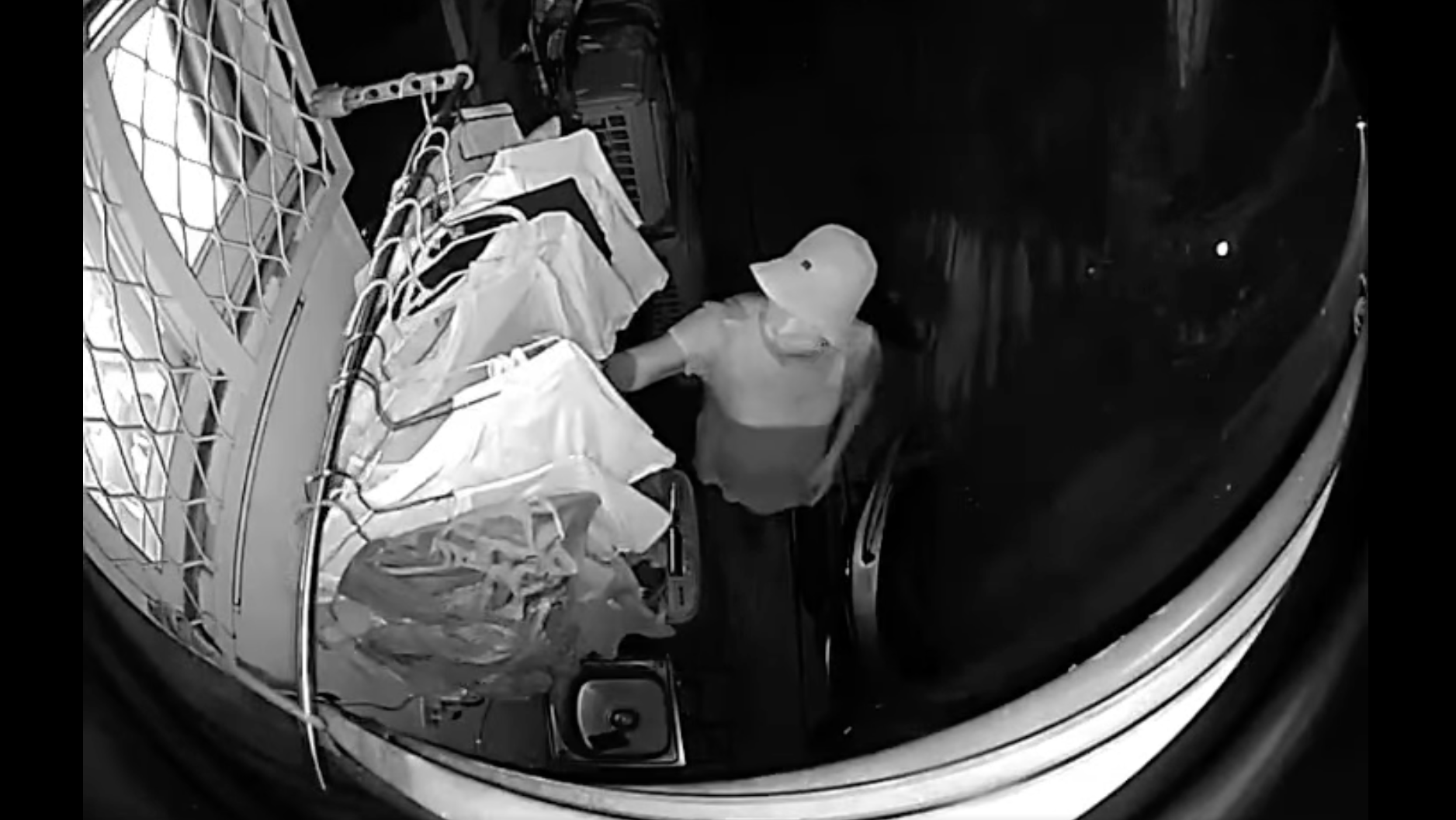 監視器拍下竊嫌偷竊畫面。住戶提供