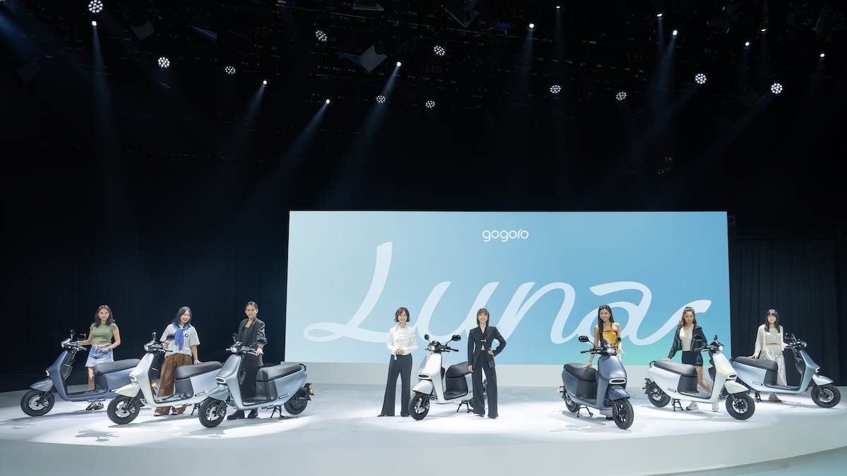 Gogoro Luna以「月光流線美學」為設計概念,車身採用流動曲線造型,共推出「月光白」、「月霧藍」與「月影藍」三種車色。(圖/林昱丞攝影)